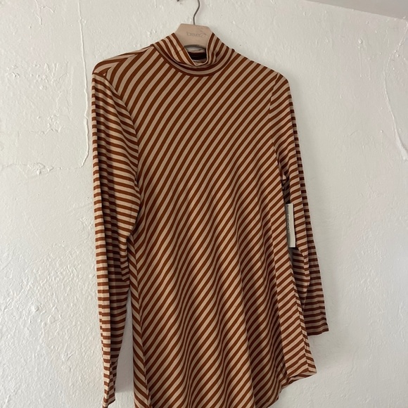 Chico's Mock- Neck Asymmetrical Hem Top Size M - Picture 6 of 8